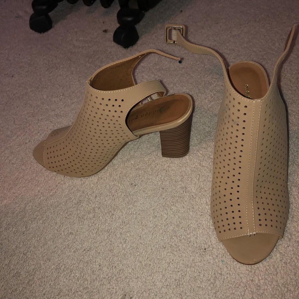 Nude/Tan heels
